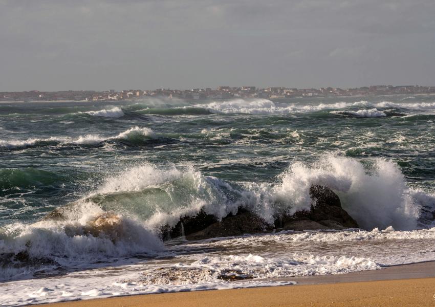 Mar revolto na Praia do Vilár, Carreira, Ribeira