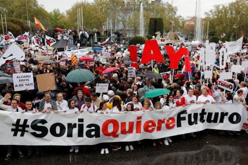 La manifestación, que se inició en las inmediaciones de la Plaza de la Colón con un minuto de silencio por la España Vaciada y una estruendosa tamborrada del Bajo Aragón, ha sido eminentemente ciudadana.