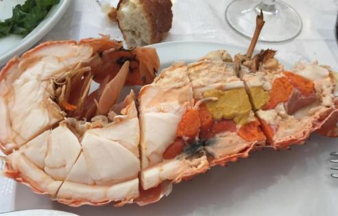 Un video hace viral la marisqueria célebre en toda Galicia y fuera, por su buena cocina y fetichismo franquista.