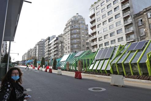 El alcalde pone en marcha las cintas mecánicas del bulevar con la promesa de que llegarán a la plaza de España | Los primeros usuarios comentan que “son más bonitas por dentro”.