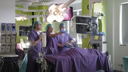 Un médico gallego ayuda a desarrollar una tecnología más precisa para operar con una sola incisión