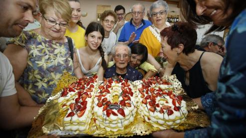 Josefa Portela Pereira, más conocida en Mera como A Vincoleira, celebró este domingo sus 106 veranos rodeada de amigos y familia.
