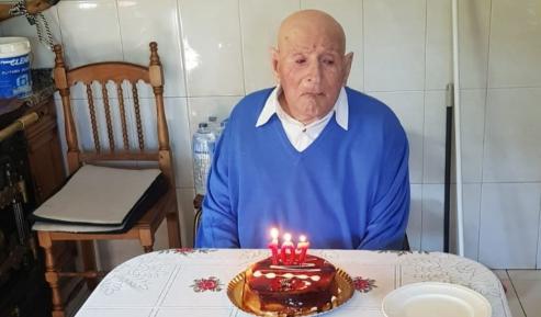 Ricardo Feijóo Iglesias (Calvelle, Pereiro de Aguiar, 3 de septiembre de 1913) es, para todos los vecinos, Recaredo. Ha cumplido 107 años y es, con toda probabilidad, el abuelo de la provincia.