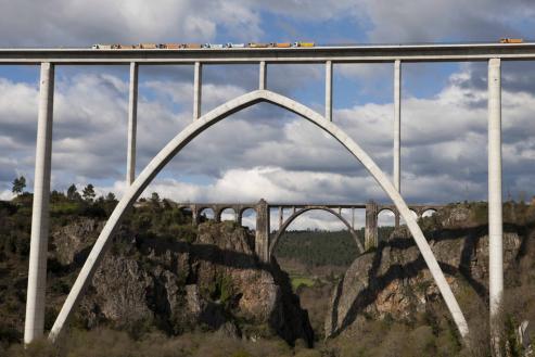 La orografia gallega y las nuevas técnicas contructivas dejan en una altura modesta los 45 metros del puente Morandi. Varias infrasturas gallegas tienen pilares que superan los 100 metros.