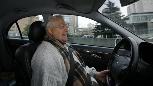 HACE MÁS DE 70 AÑOS QUE SACÓ EL CARNÉ y sigue poniéndose al volante como el primer día. No necesita ni gafas, y eso que solo utiliza las luces cuando no le queda más remedio. Lo hace por pura protección a su coche, porque conducir «es su vida».