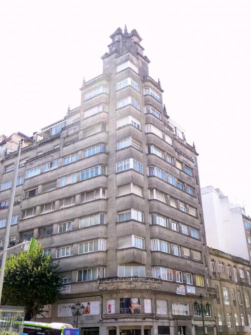 El histórico edificio vigués, coronado por una replica de la Victoria de Somotracia, hace honor a su nombre tras la limpieza de su fachada.