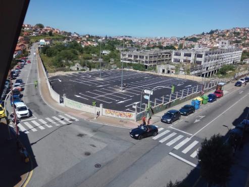  El Concello abrió ayer un nuevo aparcamiento en Cabral en terrenos de la antigua fábrica de Álvarez. Son en total 77 plazas que se ponen a disposición de los vecinos de la zona en una zona que no estaba siendo utilizada.