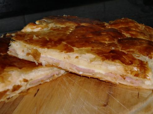 Empanada gallega de jamón y queso