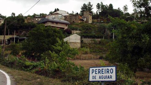 En la Ribeira Sacra se encuentra la posibilidad de adquirir una antiguo población que incluye hasta iglesia. 