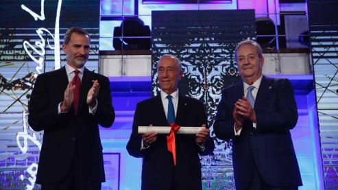 El Presidente de la Republica Portuguesa, recibió el galardon por su promoción de las relaciones bilaterales, de manos del Rey Felipe VI.