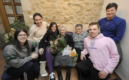 Flora Otero de Oca festeja sus 102 años - Tras la misa diaria, prepara maíz para las gallinas y la ropa de su familia - Adora leer y ver "Luar"