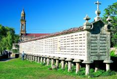 El "horreo gallego" es una construcción tipica de Galicia y uso agricola, destinada a: secar, curar y guardar maiz y otros cereales, antes de desgranarlos y molerlos.