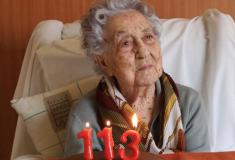 MARÍA BRANYAS, DE 113 AÑOS, AGRADECE EL TRABAJO REALIZADO POR EL PERSONAL DE LA RESIDENCIA EN LA QUE VIVE.