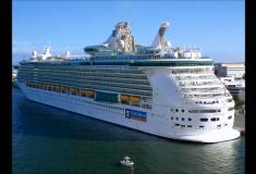 Visita el puerto de Vigo el coloso INDEPENDENCE