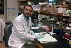 El santiagués Adrián Mariño, patólogo molecular, trabaja en una de las instituciones más prestigiosas del mundo investigando las alteraciones genéticas de los tumores. Y da clase en Harvard. «Es un momento fantástico para la investigación contra el cáncer, con una revolución prácticamente cada dos años», asegura