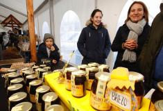 La Feira do Mel reunió a productores y visitantes que ensalzaron la calidad del alimento.