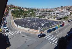  El Concello abrió ayer un nuevo aparcamiento en Cabral en terrenos de la antigua fábrica de Álvarez. Son en total 77 plazas que se ponen a disposición de los vecinos de la zona en una zona que no estaba siendo utilizada.