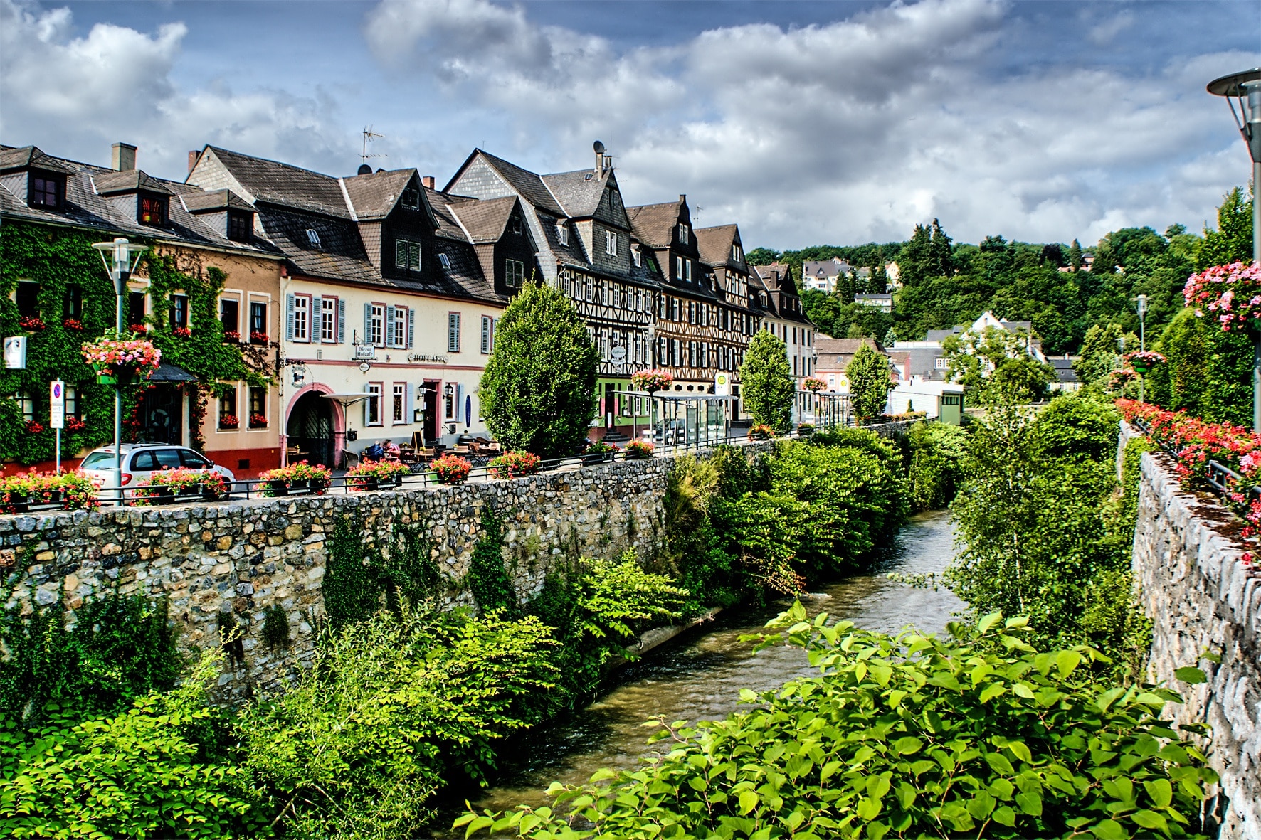 Diez segundos de móvil al volante, 300 metros de peligro: Tráfico ‘caza’ a 18 gallegos cada día
