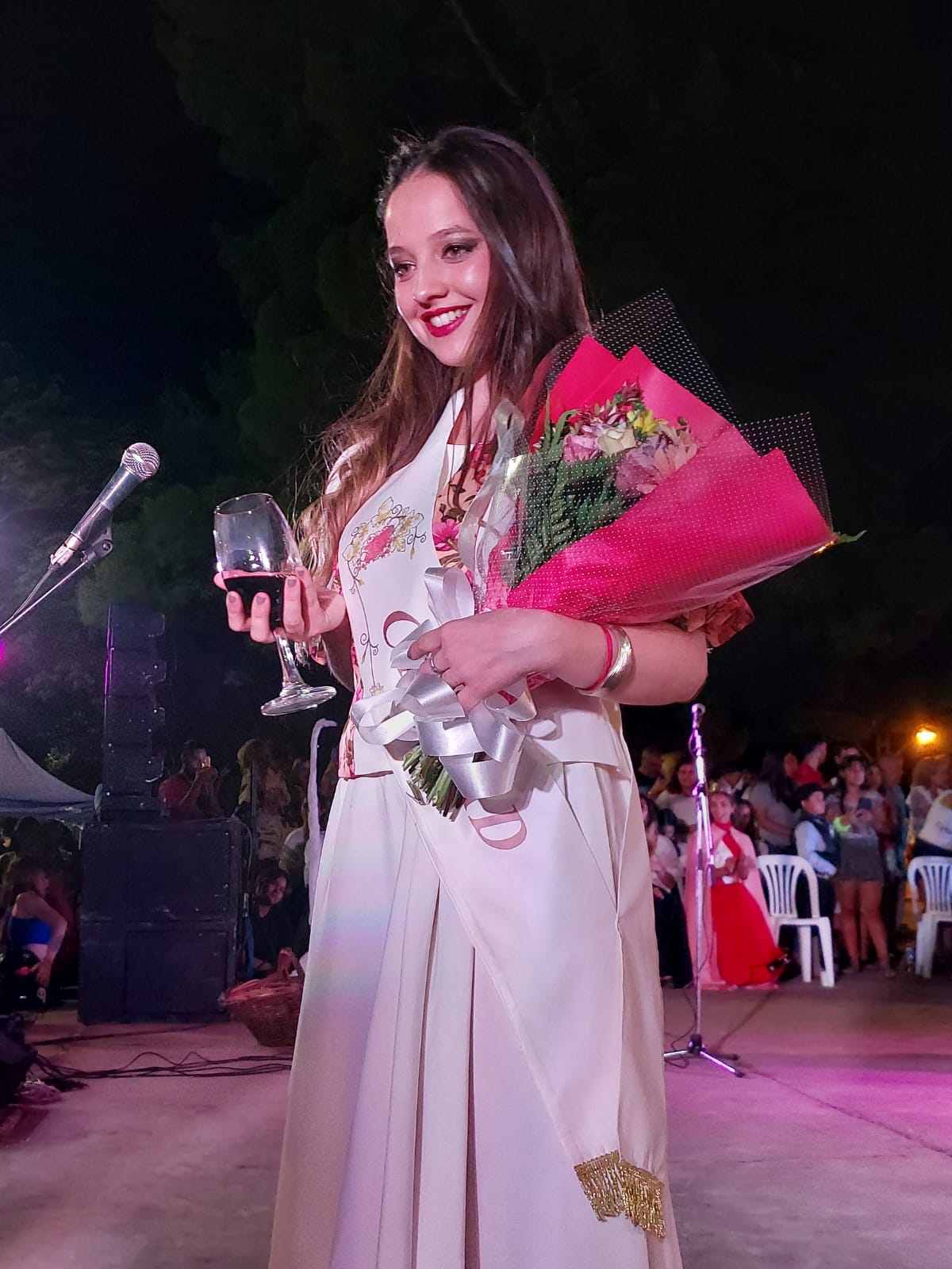 Actualidad: la Reina se Adentra en la Ciudad de los Muertos Para Escuchar a los Vivos