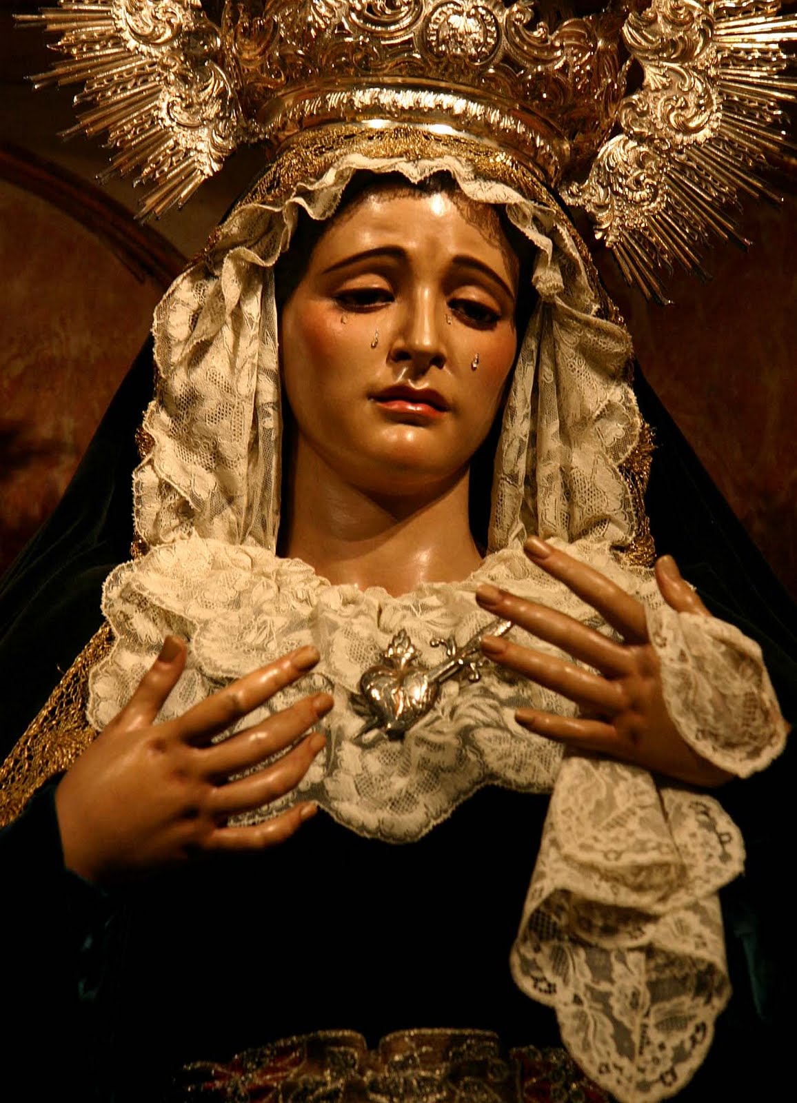 En desarrollo: la Virgen de las Tristezas, la Sobria Estampa de Lunes Santo Llevada a Noviembre por su Cincuentenario en Córdoba