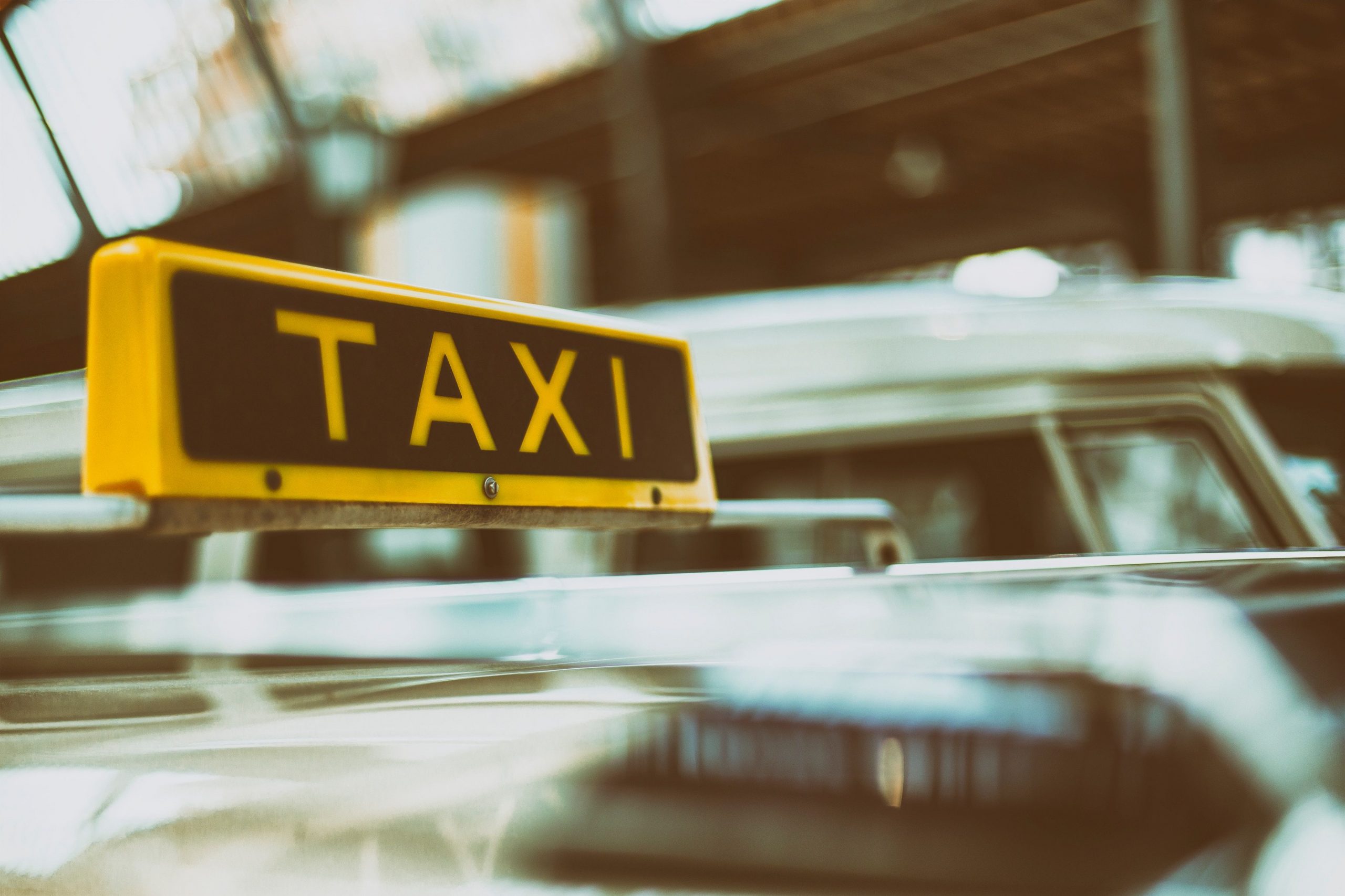 En desarrollo: los Precios de los Taxis de Sevilla Volverán a Subir en 2026 y Habrá Tarifas Especiales Para la Feria y los Eventos en la Cartuja