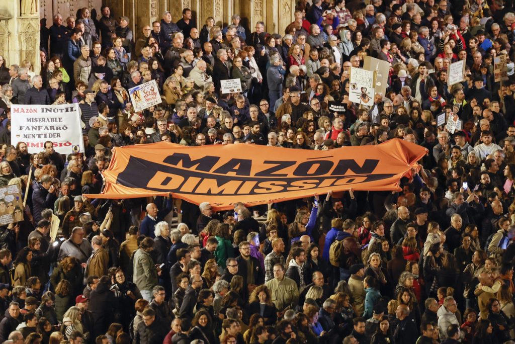 En desarrollo: Manifestación Contra Mazón hoy en Valencia: las Compras Navideñas Obligan a Cambiar el Recorrido