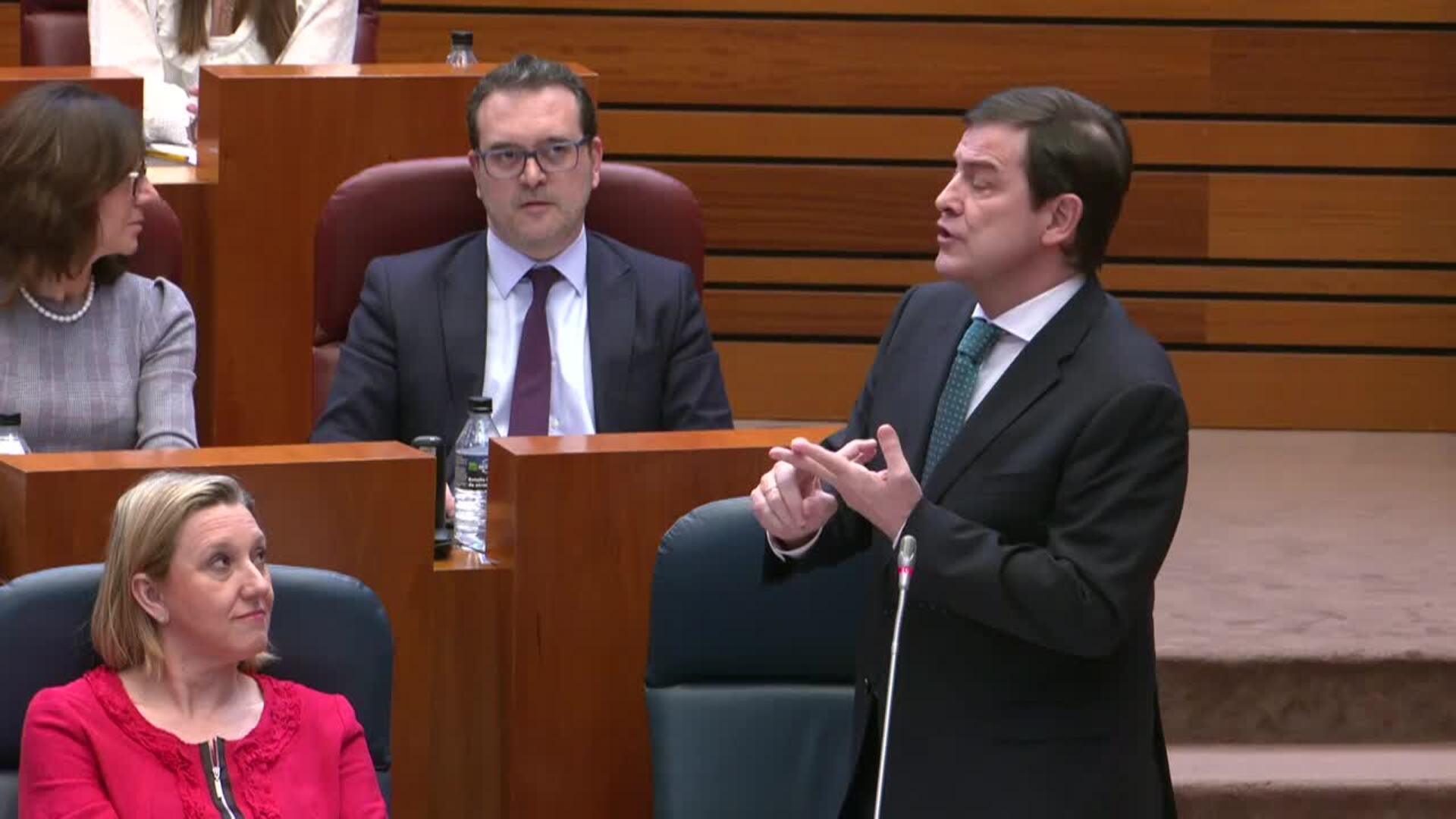 Análisis: Mañueco Advierte a vox que si Tuviera que Negociar «esto no es un Reparto de Sillones»