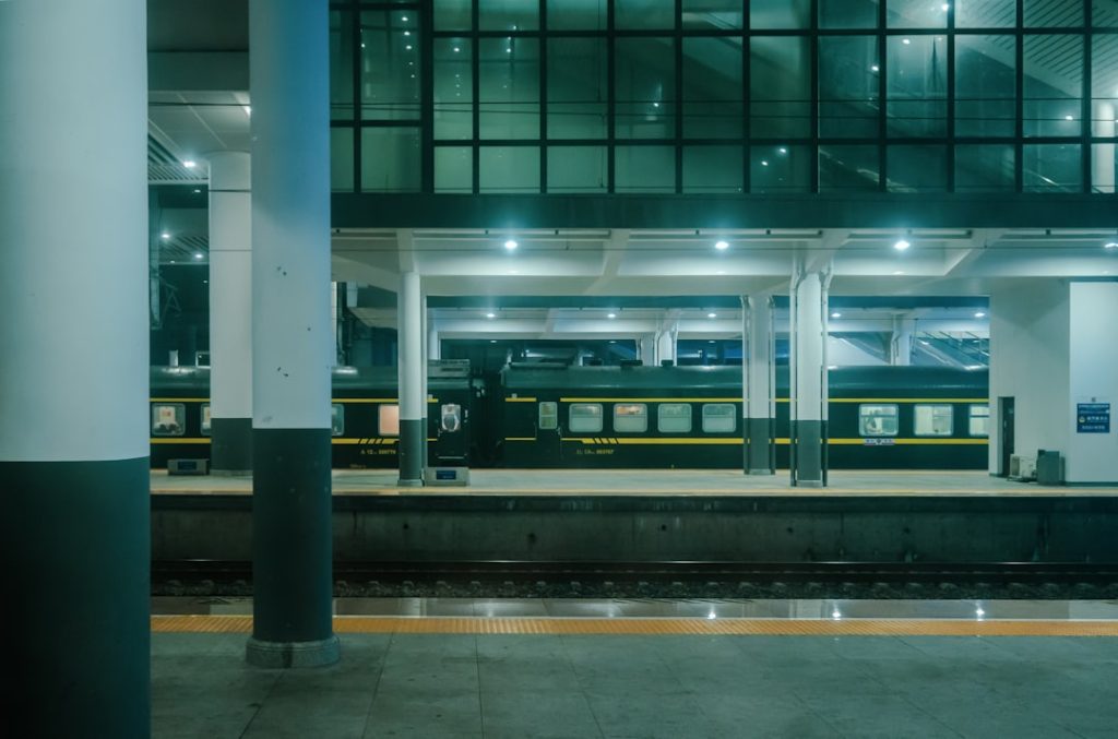 a train station with a train on the tracks – Foto de Tom Ru en Unsplash