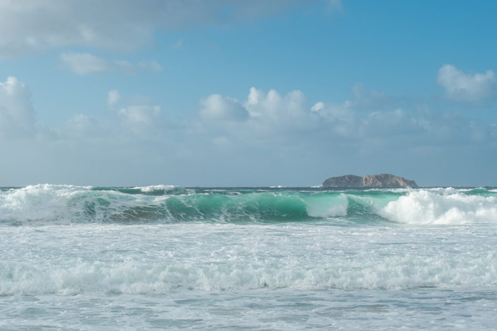 TÍTULO: Aznar eríxese como a principal voz crítica fronte a Vox mentres Feijóo culmina o seu achegamento - Galicia Universal