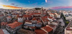a city with many buildings – Foto de Jordi Vich Navarro en Unsplash