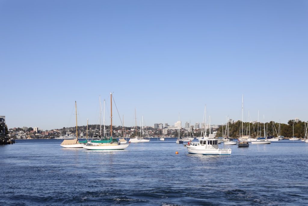 A group of boats floating on top of a river – Foto de miner K en Unsplash