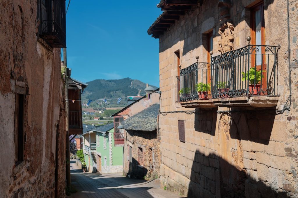 a narrow street with a balcony and balconies – Foto de Mor Shani en Unsplash