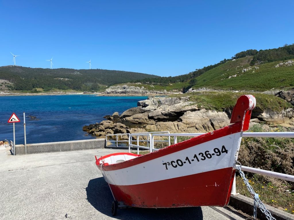 Boat on chain near water – Foto de Robert Jan Schokking en Unsplash