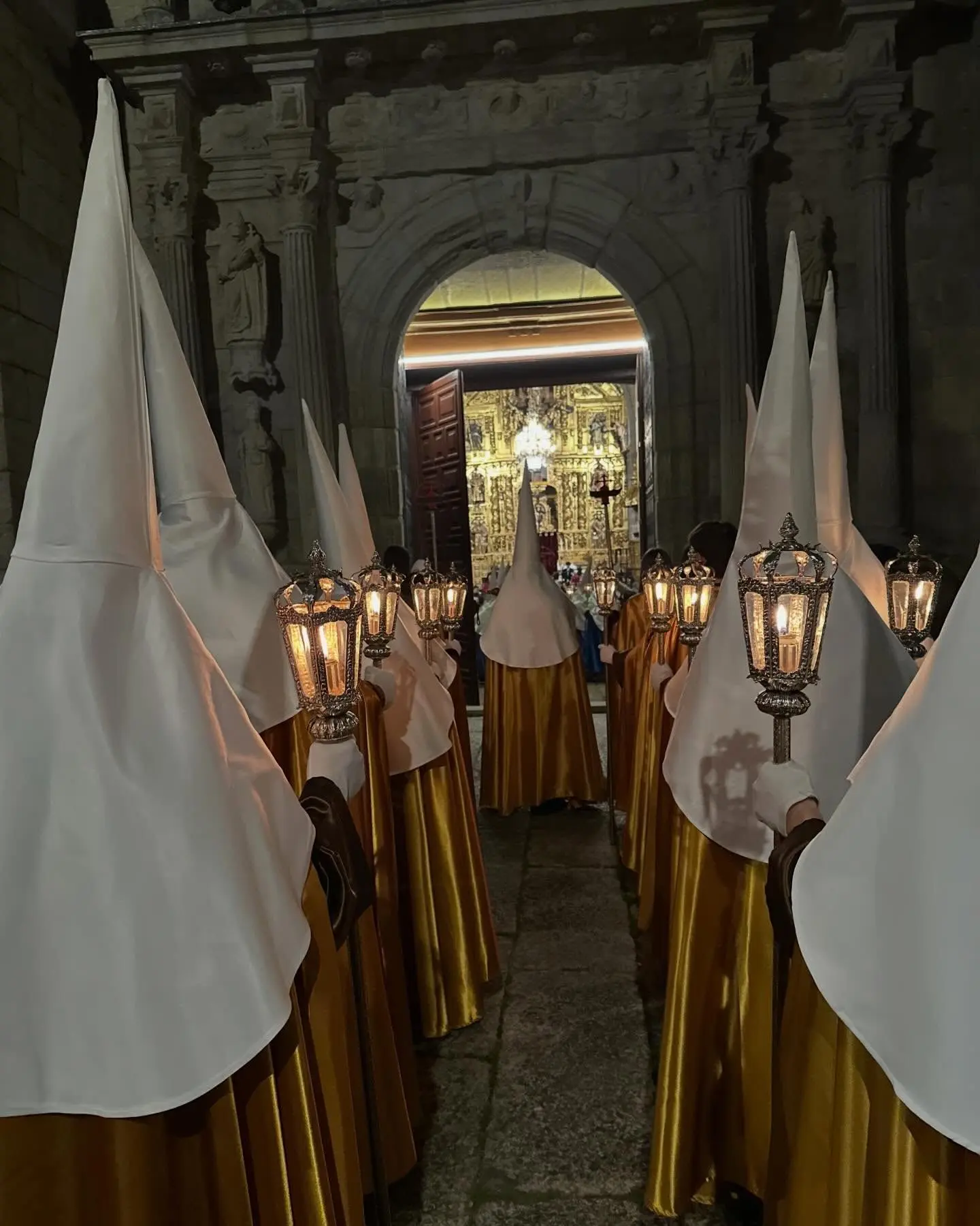 Preparativos de la Semana Santa en Cangas
