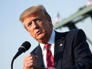 Trump anuncia suspensión temporal de sanciones petroleras para reducir precios