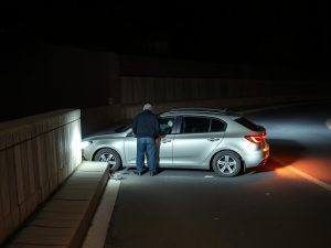 Un conductor abandona su coche cerrado en la acera tras empotrarse contra un bolardo en la Ronda da Muralla de Lugo