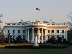 La Casa Blanca asegura que la ofensiva terminará cuando Irán esté en una posición de "rendición completa e incondicional