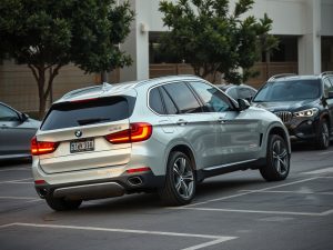 Un BMW X5 con el acelerador bloqueado impacta con otro coche y lo vuelca en el parking del CHUS