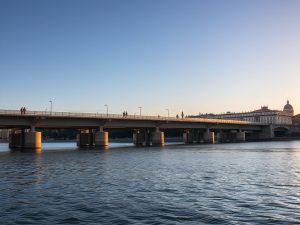 Hacienda detecta un incremento de 7,4 millones en el precio del acero del Puente del Centenario, investigado por comisio