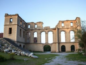 Proyectan hacer un hotel en el edificio en ruinas de Porta Falsa en Lugo