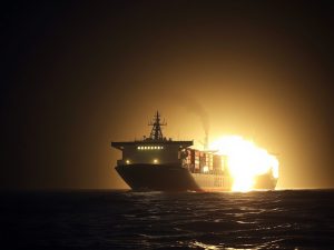 Dos petroleros y un portacontenedores atacados y incendiados en el estrecho de Ormuz