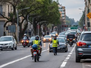Circulación sin grandes atascos salvo en Milladoiro por la instalación de la nueva pasarela en A Rocha