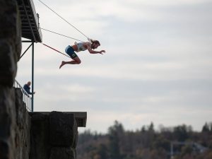 Duplantis eleva su récord mundial de pértiga a 6,31 metros en Uppsala y lo dedica a Suecia y a su familia