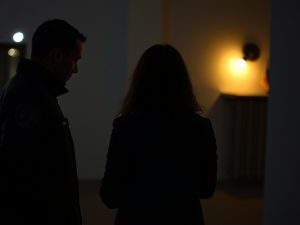 Detida en Chiva unha muller por prenderlle lume á súa parella mentres durmía