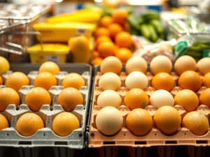 Os alimentos que suben e os que baixan na cesta da compra: dos ovos ao aceite