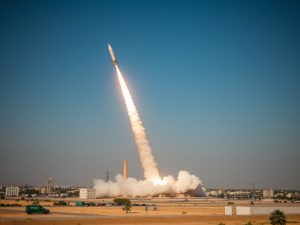 EEUU lanza bombardeos contra la isla petrolera de Jark y ataca a una milicia proiraní en Bagdad