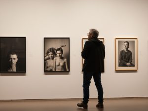 El Museo del Grabado de Ribeira homenajea a Xosé Lodeiro con una exposición y la proyección de un documental