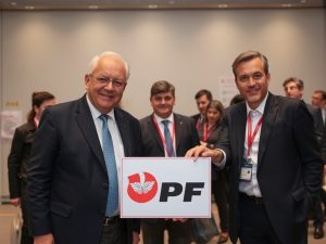 Milei se reúne con Abascal en Madrid vistiendo un mono de trabajo de YPF