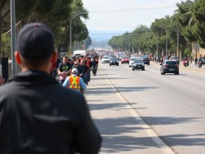 Cerca dun cento de veciños protagonizan unha marcha lenta na N-540 para esixir a súa reparación urxente