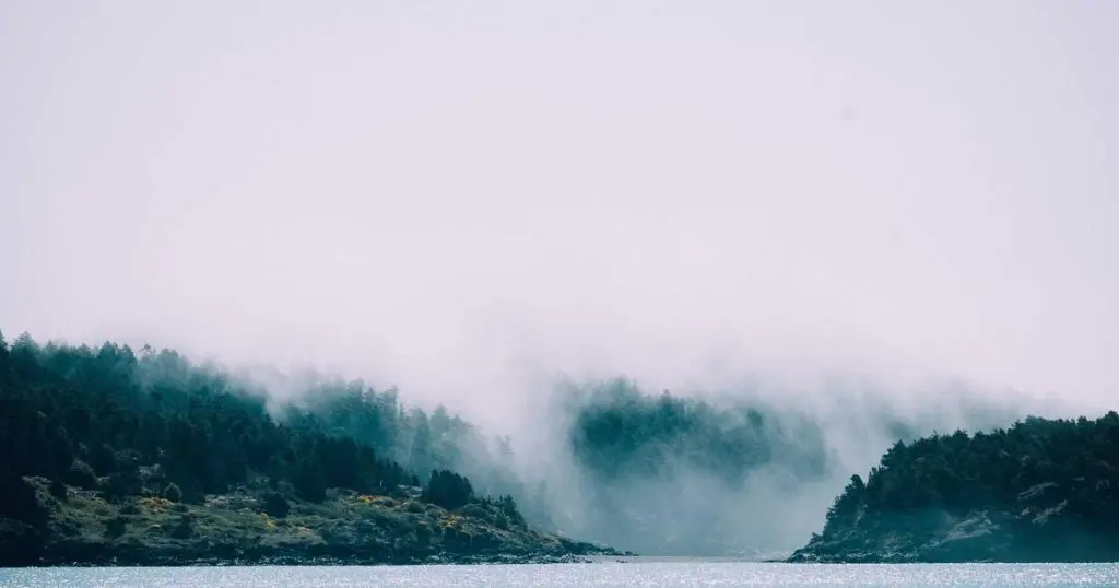 Aparatoso choque e volco en As Pontes: a condutora resultou ilesa